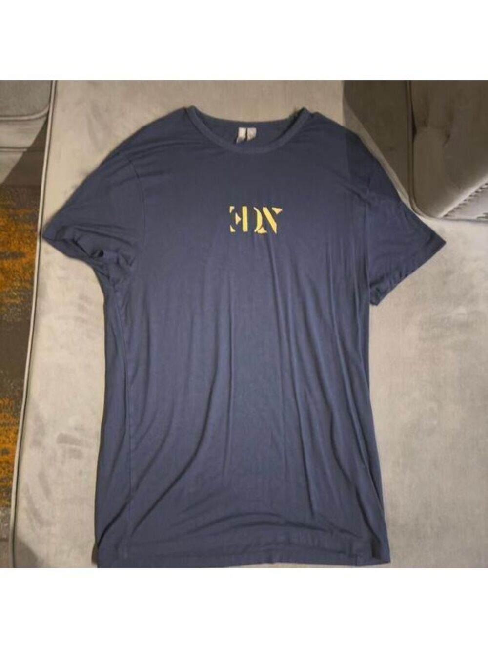 Men's asos design Navy blue and gold graphic tee with "FIN" design  - XL